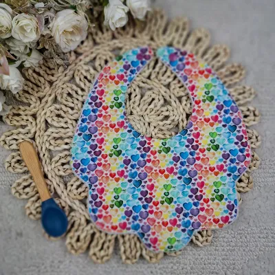 Bavoir forme fleur motifs petits coeurs